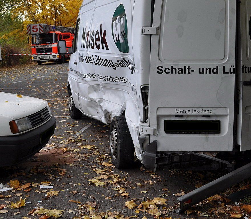 VU PKW schleudert in Kleinlaster Koeln Bickendorf Westendstr  P03.JPG